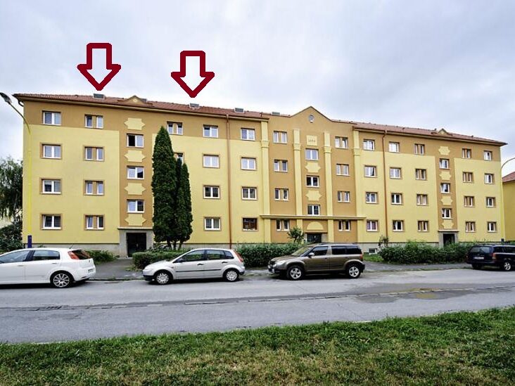 Tepelné čerpadlo na šikmej streche bytového domu v Prešove